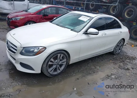 2018 Mercedes-Benz C 300 z USA, uszkodzony, nr VIN 55SWF4JB5JU250805